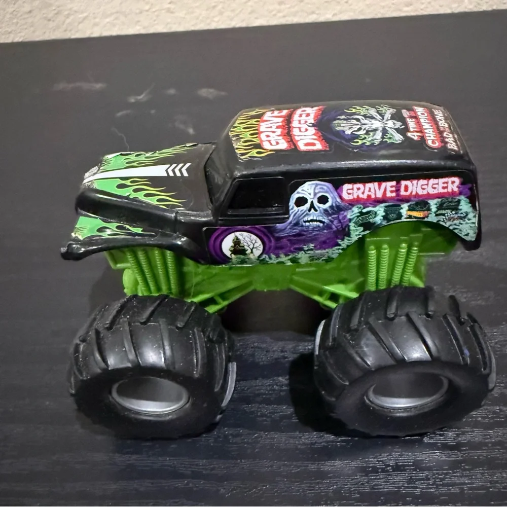 Hot Wheels Monster Jam Grave Digger Monster Truck Toy Kids Play Vehicle‎